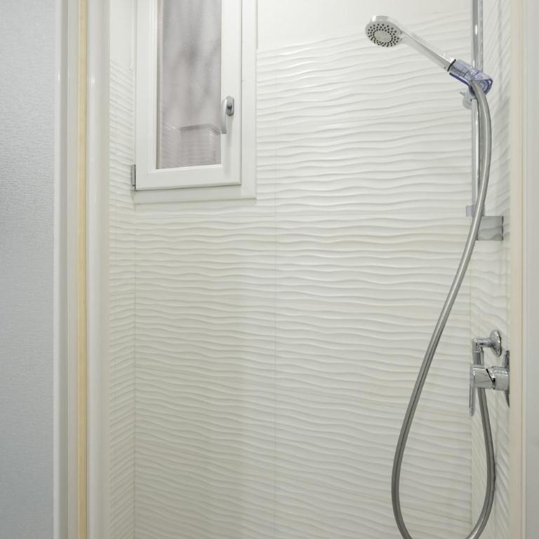 Avelli Pia Fourth Floor with 2 Bathrooms - Florence Charming Apartments - Delightful and bright 4rd-floor apartment without elevator, overlooking one of Florence's most beautiful squares, Exceptionally located for exploring the city - Appartamento con 1 Camera da Letto - 3