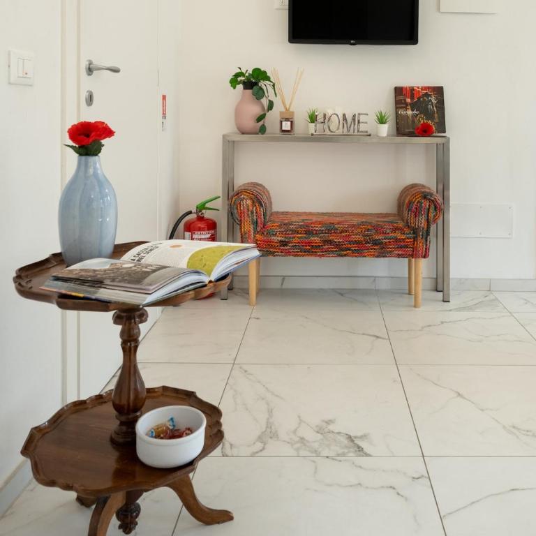 Avelli Pia Fourth Floor with 2 Bathrooms - Florence Charming Apartments - Delightful and bright 4rd-floor apartment without elevator, overlooking one of Florence's most beautiful squares, Exceptionally located for exploring the city - Appartamento con 1 Camera da Letto - 4