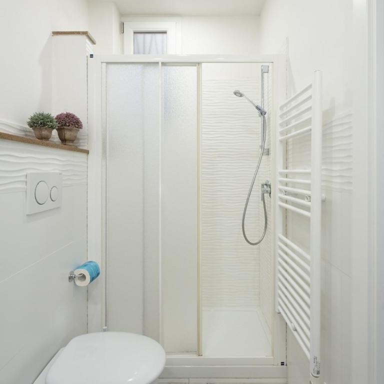 Avelli Pia Fourth Floor with 2 Bathrooms - Florence Charming Apartments - Delightful and bright 4rd-floor apartment without elevator, overlooking one of Florence's most beautiful squares, Exceptionally located for exploring the city - Appartamento con 1 Camera da Letto - 6