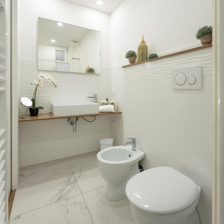 Avelli Pia Fourth Floor with 2 Bathrooms - Florence Charming Apartments - Delightful and bright 4rd-floor apartment without elevator, overlooking one of Florence's most beautiful squares, Exceptionally located for exploring the city - Appartamento con 1 Camera da Letto - 9