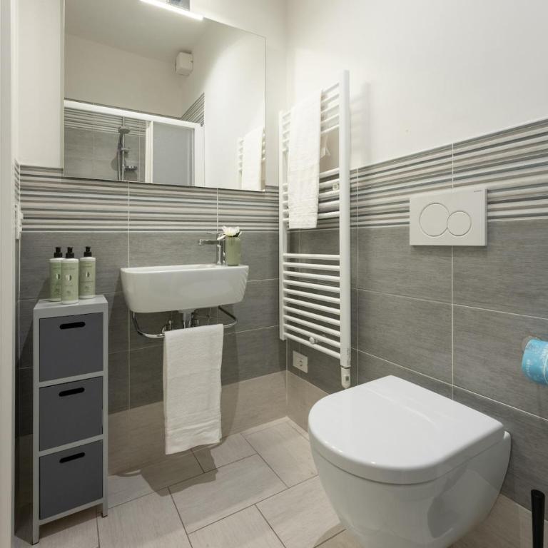Avelli Pia Fourth Floor with 2 Bathrooms - Florence Charming Apartments - Delightful and bright 4rd-floor apartment without elevator, overlooking one of Florence's most beautiful squares, Exceptionally located for exploring the city - Appartamento con 1 Camera da Letto - 11