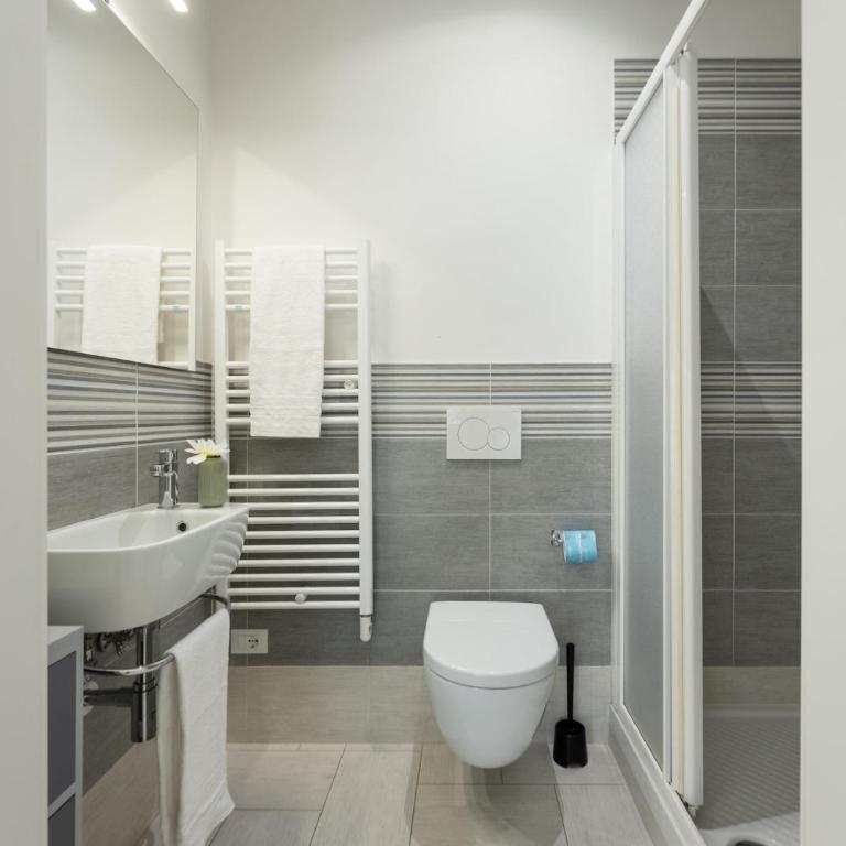 Avelli Pia Fourth Floor with 2 Bathrooms - Florence Charming Apartments - Delightful and bright 4rd-floor apartment without elevator, overlooking one of Florence's most beautiful squares, Exceptionally located for exploring the city - Appartamento con 1 Camera da Letto - 12