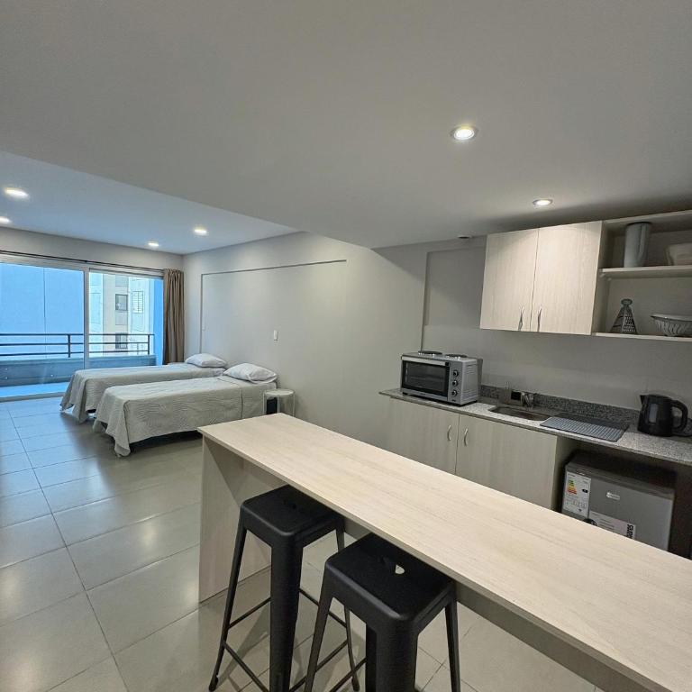 Studio moderno con balcón, cerca de bares y restaurantes - One-Bedroom Apartment - 1