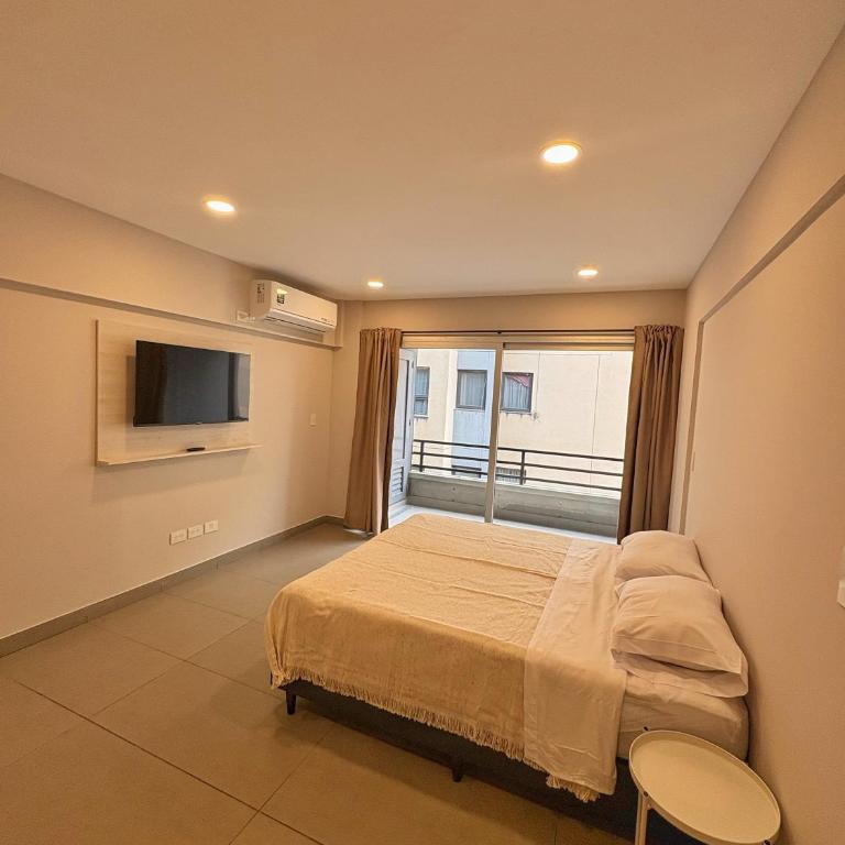 Studio moderno con balcón, cerca de bares y restaurantes - One-Bedroom Apartment - 12