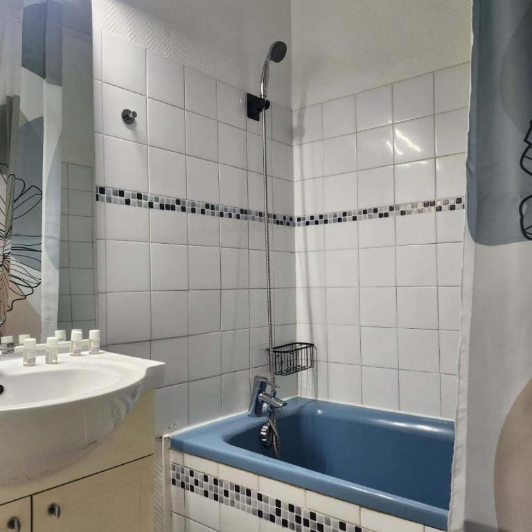 Ariane Hôtel - Chambre Quadruple avec Salle de Bains Privative - 4