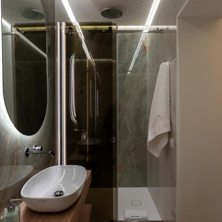 Isidoro Luxury Suites - Deluxe Double Room with Bath - 5