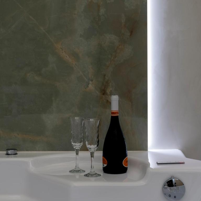 Isidoro Luxury Suites - Deluxe Double Room with Bath - 10
