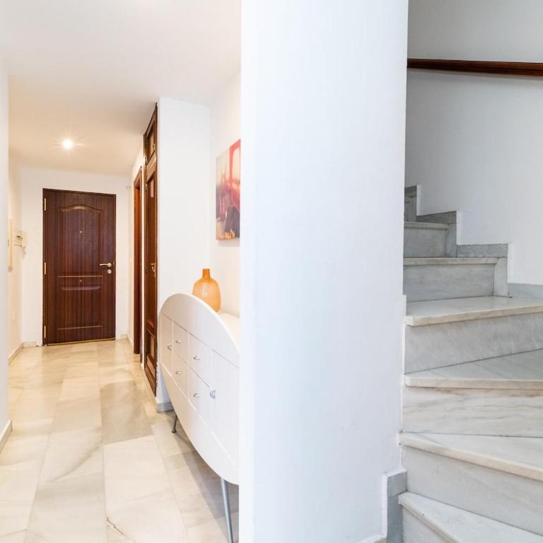 Granada capital next to Albaicín, free parking - Three-Bedroom Apartment - 57
