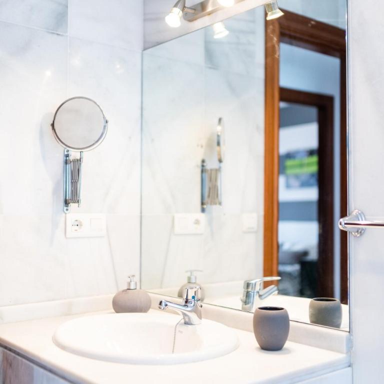 Granada capital next to Albaicín, free parking - Three-Bedroom Apartment - 49