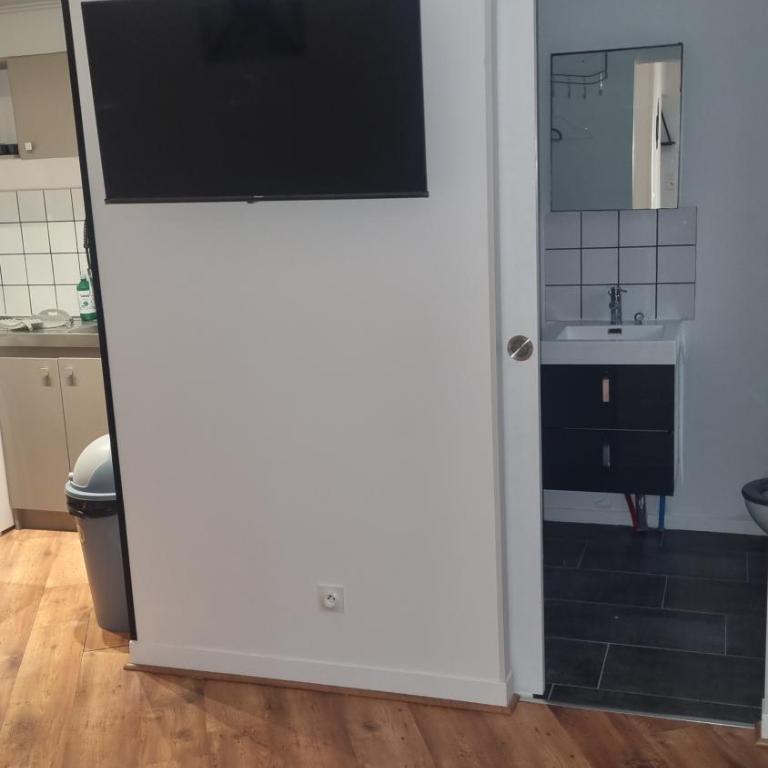 Maisonnette avec jardin Reims centre - One-Bedroom Apartment - 12