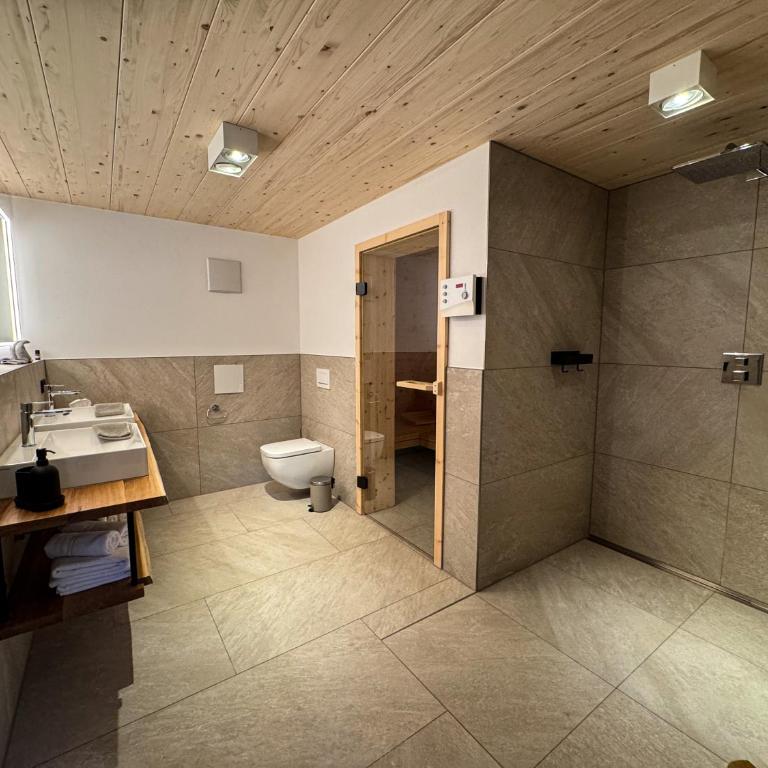 DAS BISCHOF - 5 exklusive Ferienwohnungen und 1 Doppelzimmer - 4x mit privater Zirben Sauna - Semmelservice & Hindelang PLUS - Superior Apartment mit 1 Schlafzimmer und Balkon - 11
