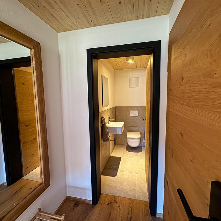 DAS BISCHOF - 5 exklusive Ferienwohnungen und 1 Doppelzimmer - 4x mit privater Zirben Sauna - Semmelservice & Hindelang PLUS - Superior Apartment mit 1 Schlafzimmer und Balkon - 12