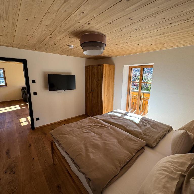 DAS BISCHOF - 5 exklusive Ferienwohnungen und 1 Doppelzimmer - 4x mit privater Zirben Sauna - Semmelservice & Hindelang PLUS - Superior Apartment mit 1 Schlafzimmer und Balkon - 13
