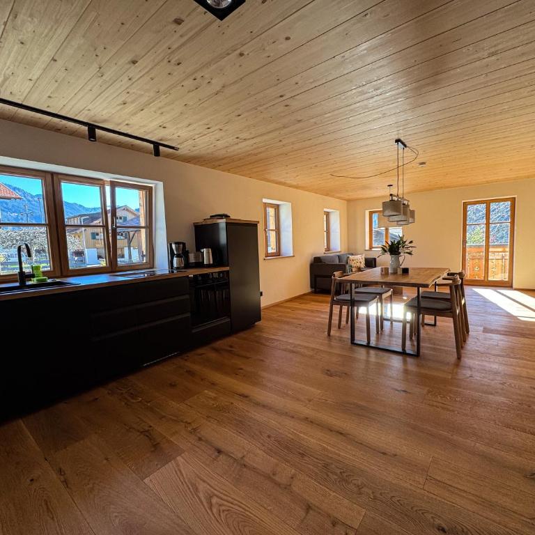 DAS BISCHOF - 5 exklusive Ferienwohnungen und 1 Doppelzimmer - 4x mit privater Zirben Sauna - Semmelservice & Hindelang PLUS - Superior Apartment mit 1 Schlafzimmer und Balkon - 14