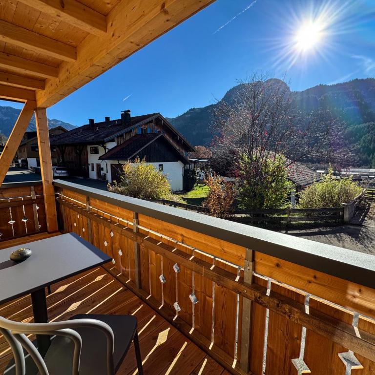 DAS BISCHOF - 5 exklusive Ferienwohnungen und 1 Doppelzimmer - 4x mit privater Zirben Sauna - Semmelservice & Hindelang PLUS - Superior Apartment mit 1 Schlafzimmer und Balkon - 15
