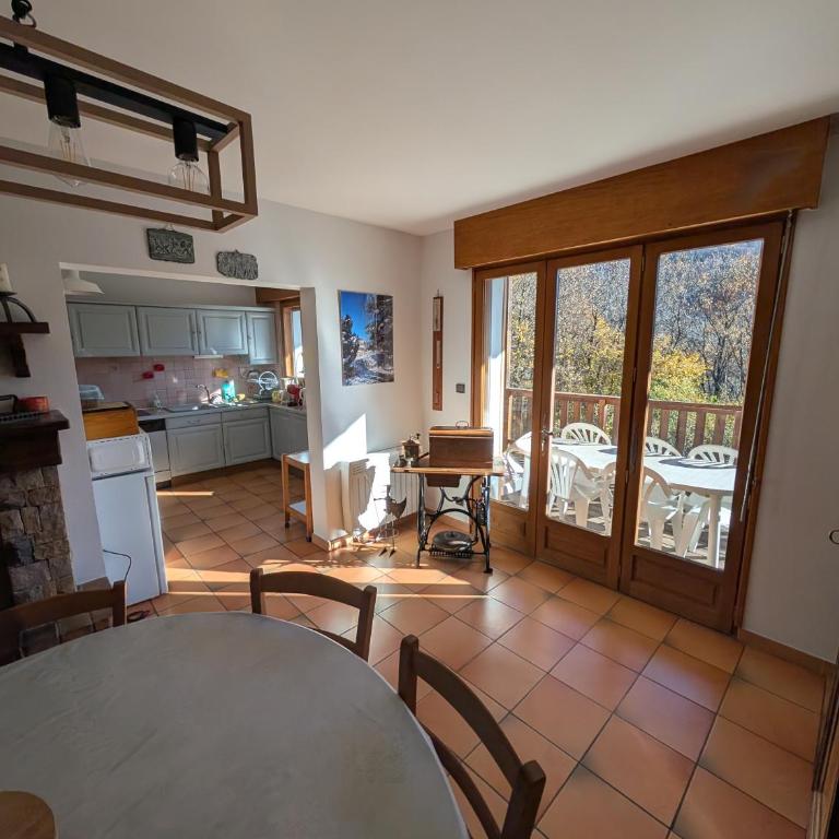 Les Econgères ,Maison familiale 14 couchages Allemond - Maison 6 Chambres - 7