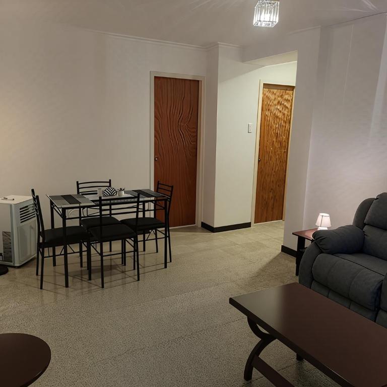 Apartamento Remodelado y Equipado con 2 Habitaciones ubicado en la mejor zona del Centro de Caracas cerca del Centro Comercial Sambil Candelaria con Ascensor Operativo y Suministro de Agua - Two-Bedroom Apartment - 4