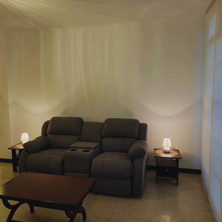 Apartamento Remodelado y Equipado con 2 Habitaciones ubicado en la mejor zona del Centro de Caracas cerca del Centro Comercial Sambil Candelaria con Ascensor Operativo y Suministro de Agua - Two-Bedroom Apartment - 6