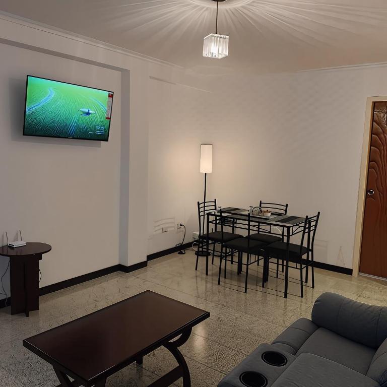 Apartamento Remodelado y Equipado con 2 Habitaciones ubicado en la mejor zona del Centro de Caracas cerca del Centro Comercial Sambil Candelaria con Ascensor Operativo y Suministro de Agua - Two-Bedroom Apartment - 9