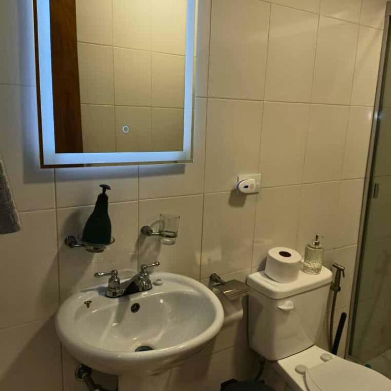 Apartamento Remodelado y Equipado con 2 Habitaciones ubicado en la mejor zona del Centro de Caracas cerca del Centro Comercial Sambil Candelaria con Ascensor Operativo y Suministro de Agua - Two-Bedroom Apartment - 10