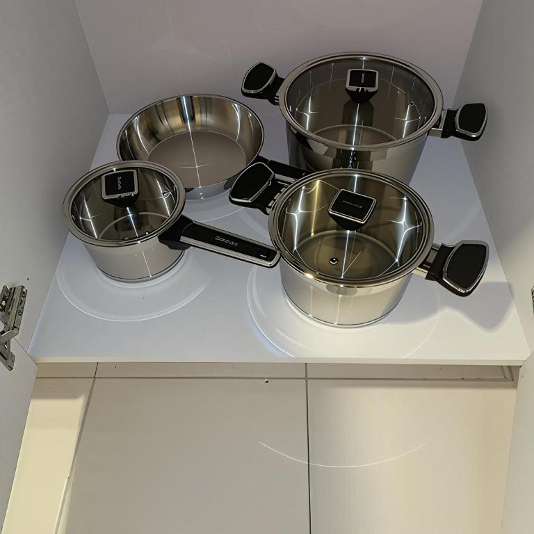 Apartamento Remodelado y Equipado con 2 Habitaciones ubicado en la mejor zona del Centro de Caracas cerca del Centro Comercial Sambil Candelaria con Ascensor Operativo y Suministro de Agua - Two-Bedroom Apartment - 24