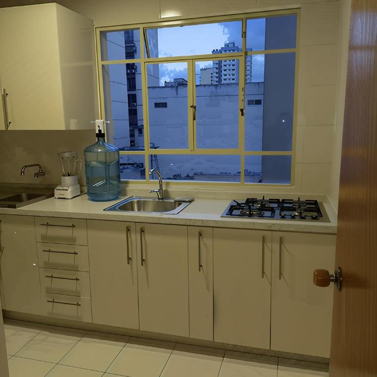 Apartamento Remodelado y Equipado con 2 Habitaciones ubicado en la mejor zona del Centro de Caracas cerca del Centro Comercial Sambil Candelaria con Ascensor Operativo y Suministro de Agua - Two-Bedroom Apartment - 29