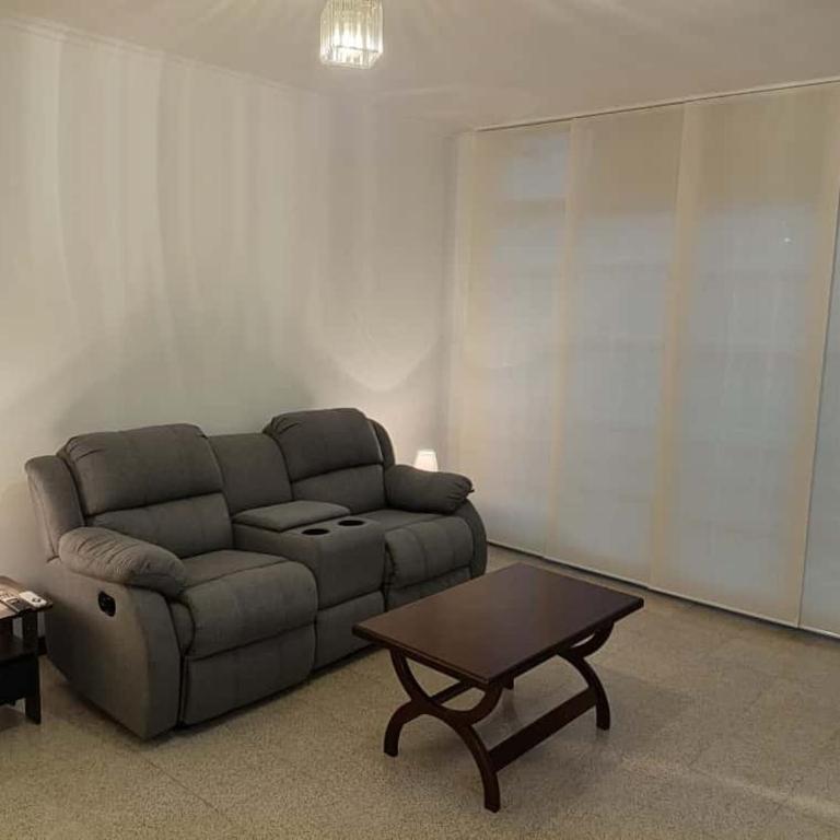 Apartamento Remodelado y Equipado con 2 Habitaciones ubicado en la mejor zona de la Avenida Fuerzas Armadas en el Centro de Caracas - Apartamento de 2 dormitorios - 30