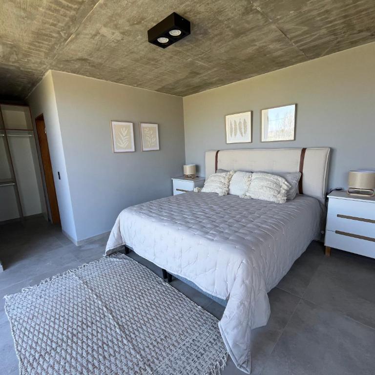 Sin FIN - Three-Bedroom House - 32