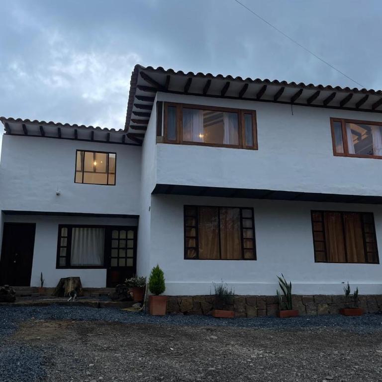 La Estancia Colonial - Three-Bedroom House - 1
