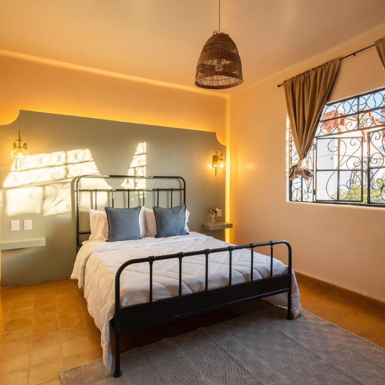 Casa céntrica con 4 habitaciones y estacionamiento - Casa de 4 dormitorios - 1