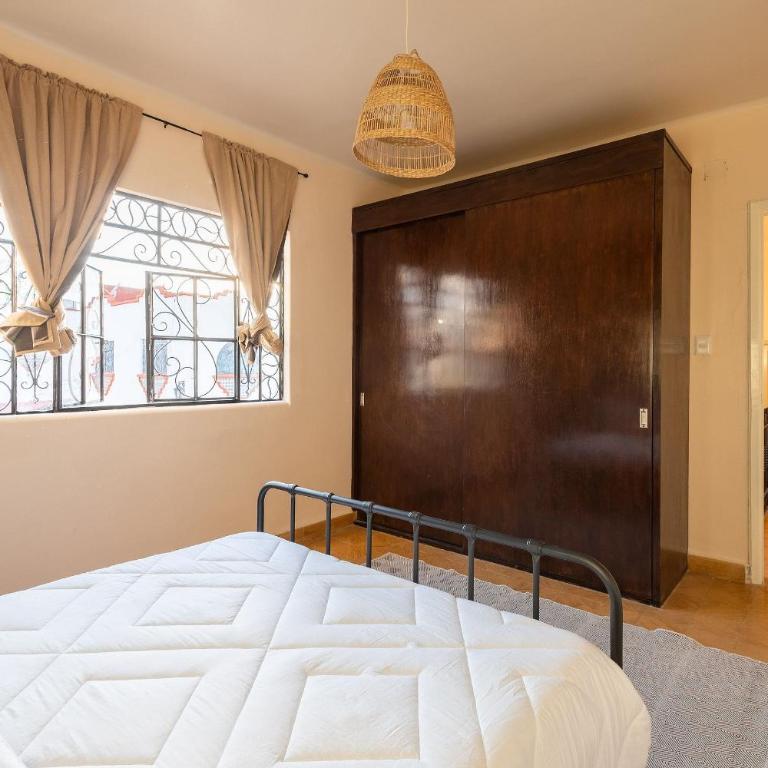 Casa céntrica con 4 habitaciones y estacionamiento - Casa de 4 dormitorios - 26