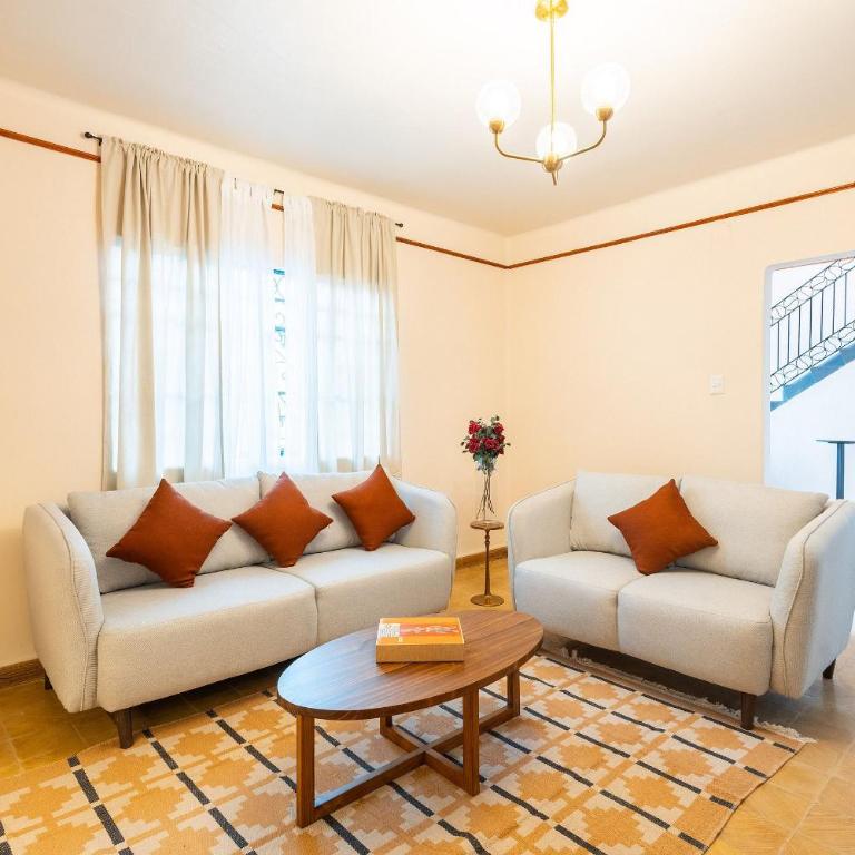 Casa céntrica con 4 habitaciones y estacionamiento - Casa de 4 dormitorios - 35