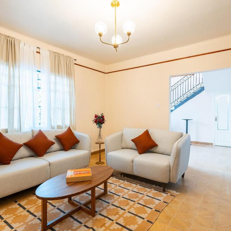 Casa céntrica con 4 habitaciones y estacionamiento - Casa de 4 dormitorios - 36