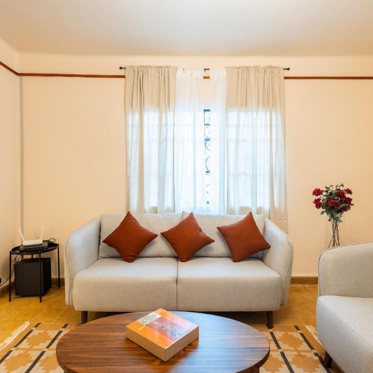 Casa céntrica con 4 habitaciones y estacionamiento - Casa de 4 dormitorios - 38