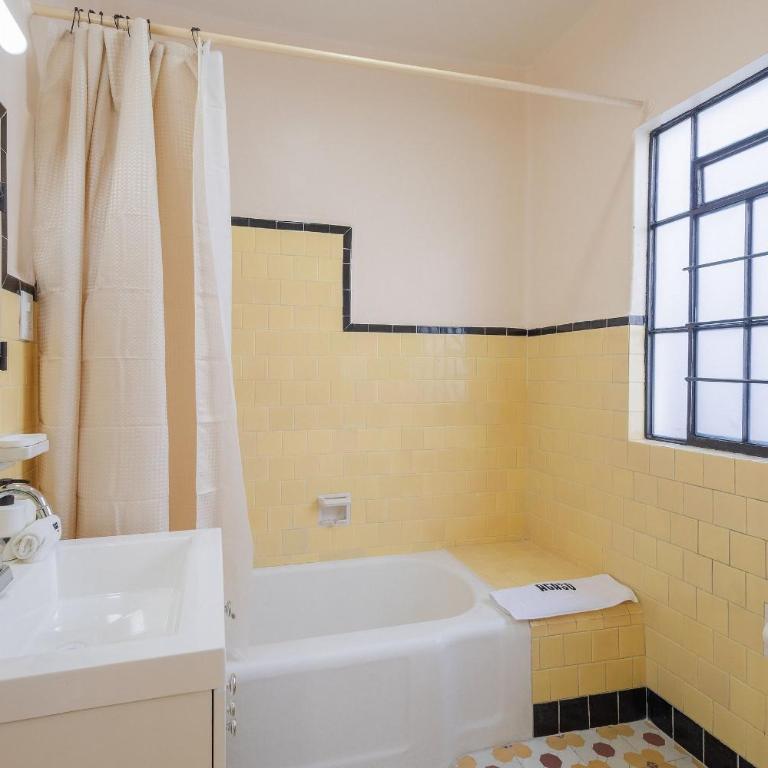 Casa céntrica con 4 habitaciones y estacionamiento - Casa de 4 dormitorios - 44