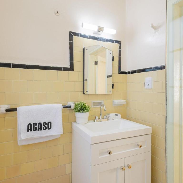 Casa céntrica con 4 habitaciones y estacionamiento - Casa de 4 dormitorios - 52