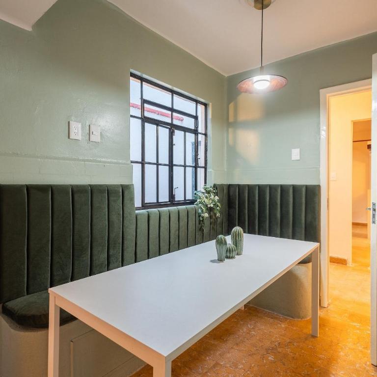 Casa céntrica con 4 habitaciones y estacionamiento - Casa de 4 dormitorios - 56
