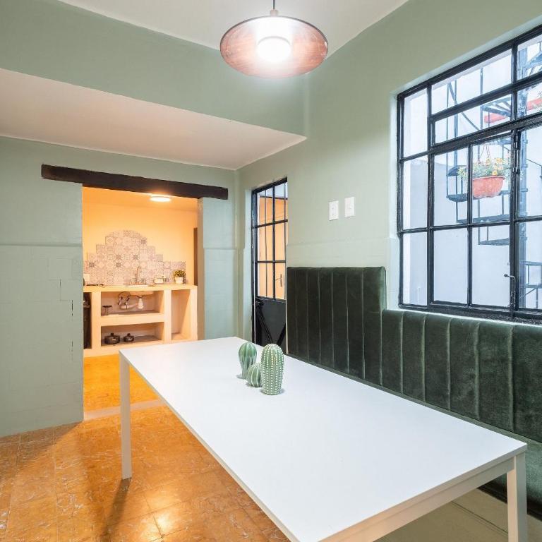 Casa céntrica con 4 habitaciones y estacionamiento - Casa de 4 dormitorios - 57