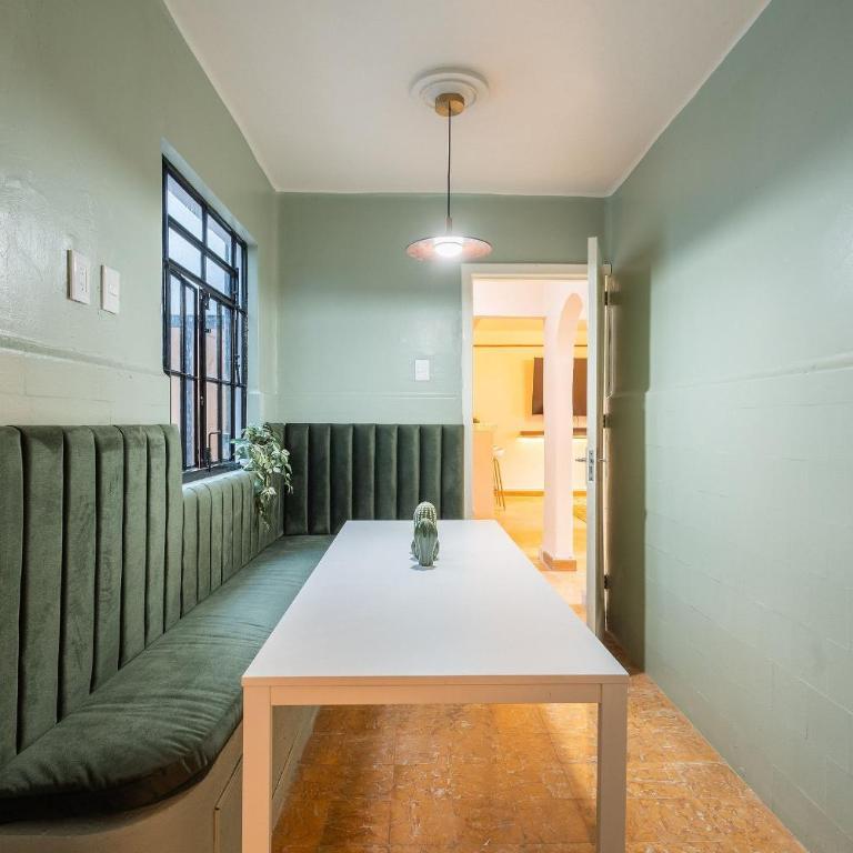 Casa céntrica con 4 habitaciones y estacionamiento - Casa de 4 dormitorios - 58