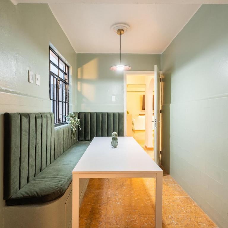 Casa céntrica con 4 habitaciones y estacionamiento - Casa de 4 dormitorios - 63