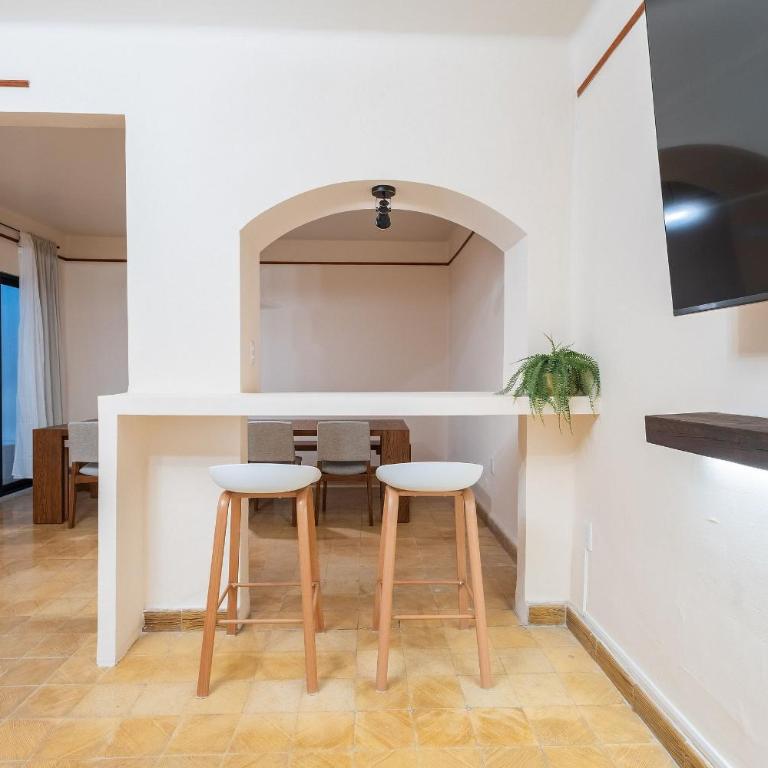 Casa céntrica con 4 habitaciones y estacionamiento - Casa de 4 dormitorios - 64