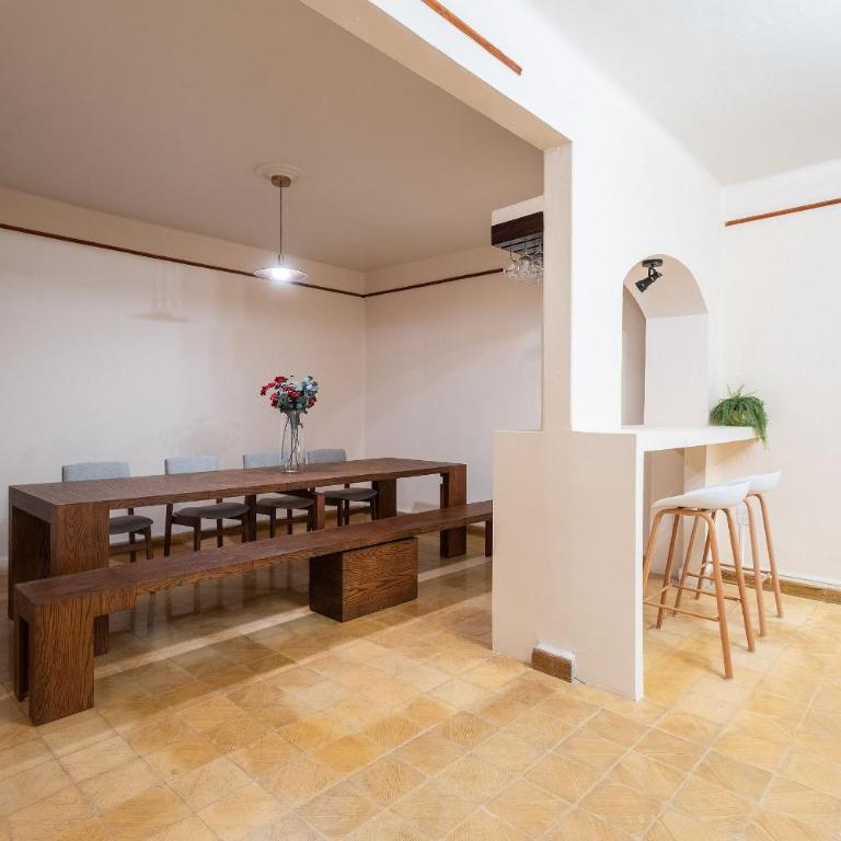 Casa céntrica con 4 habitaciones y estacionamiento - Casa de 4 dormitorios - 65