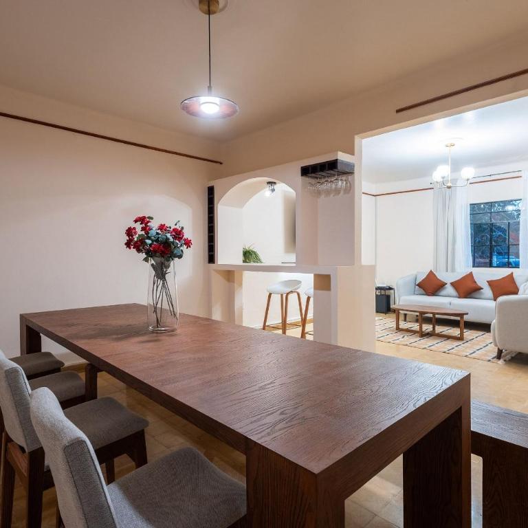 Casa céntrica con 4 habitaciones y estacionamiento - Casa de 4 dormitorios - 67