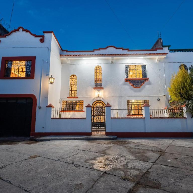 Casa céntrica con 4 habitaciones y estacionamiento - Casa de 4 dormitorios - 75