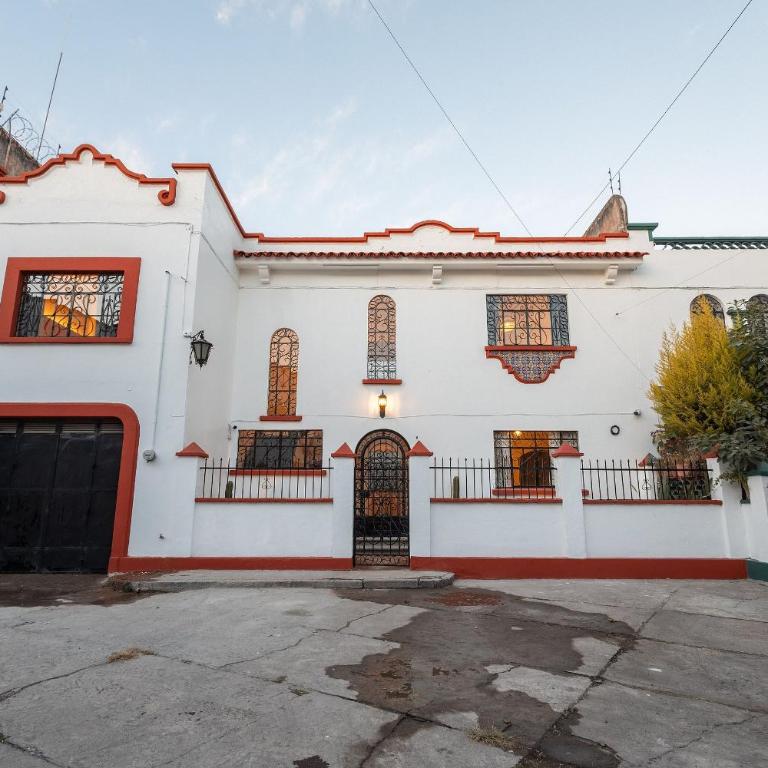 Casa céntrica con 4 habitaciones y estacionamiento - Casa de 4 dormitorios - 78