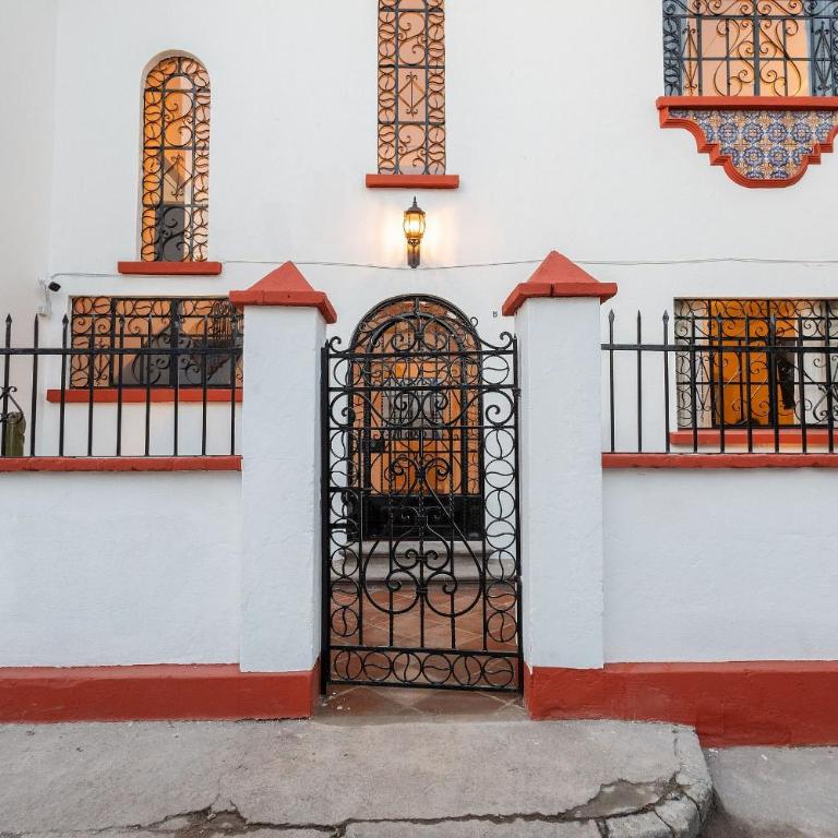 Casa céntrica con 4 habitaciones y estacionamiento - Casa de 4 dormitorios - 80