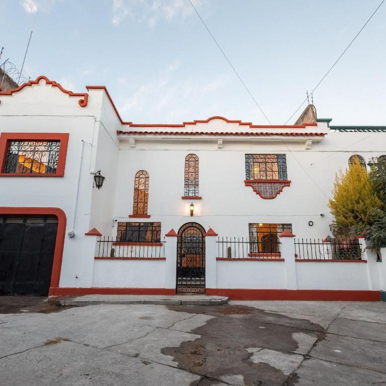 Casa céntrica con 4 habitaciones y estacionamiento - Casa de 4 dormitorios - 79
