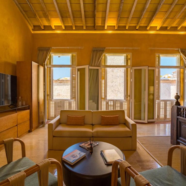 Casa Carolina Luxury Wellness Hotel - Suite with City View - 7