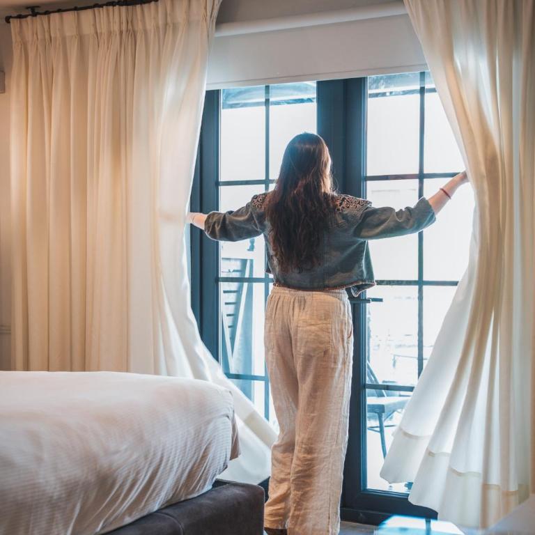 Hotel Marcos Gamero - Suite con cama grande y balcón - 1