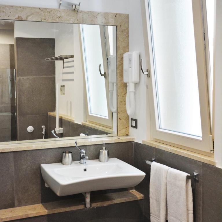 Duca di Villena - Deluxe Double Room with Balcony - 10